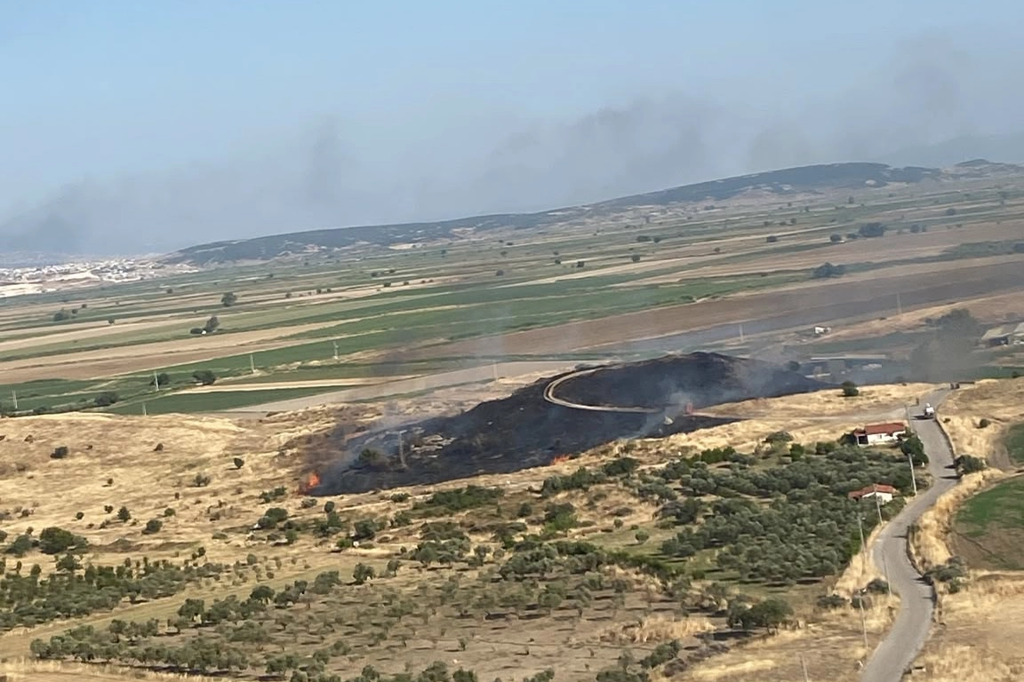 İzmir Foça’da makilik alandaki yangın kontrol altında 