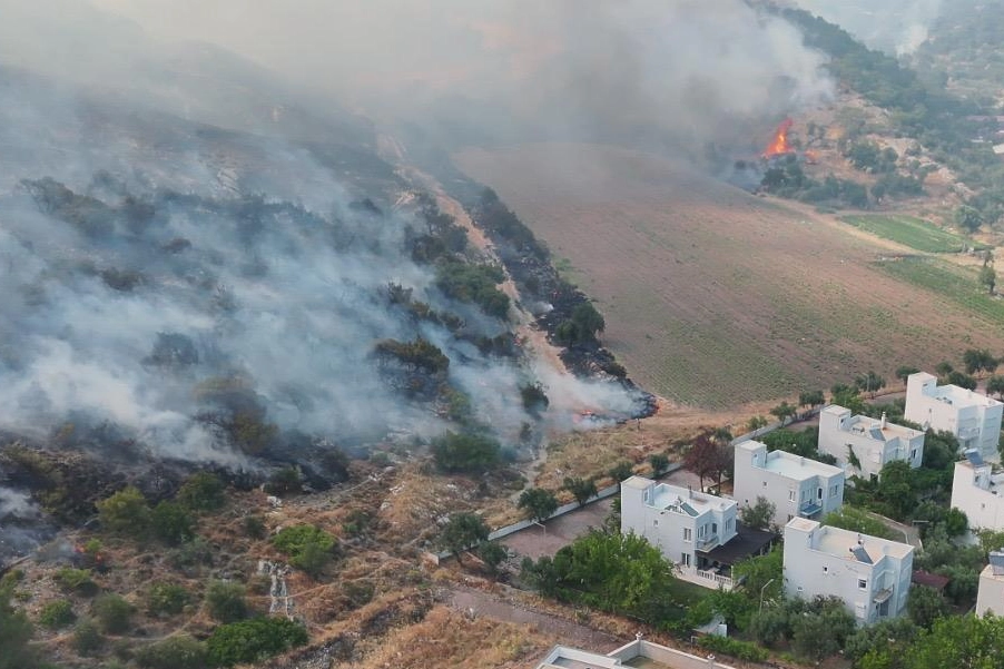 İzmir Dikili’de otluk ve zeytinlik alanda çıkan yangına müdahale sürüyor 