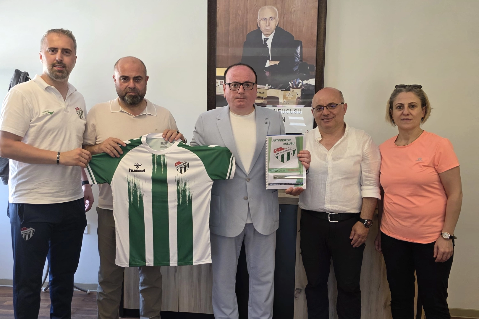 Artvinspor’dan kadın voleybolu için destek turu 