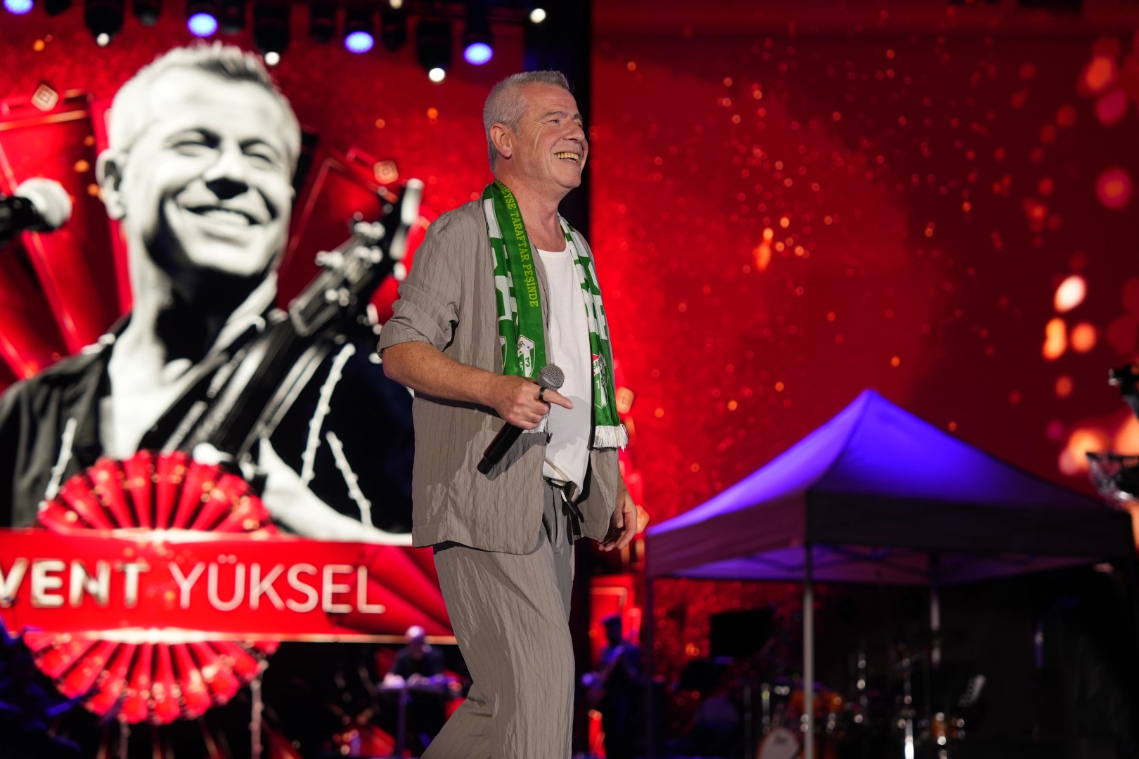 Levent Yüksel dillerden düşmeyen şarkıları Bursa'da seslendirdi 