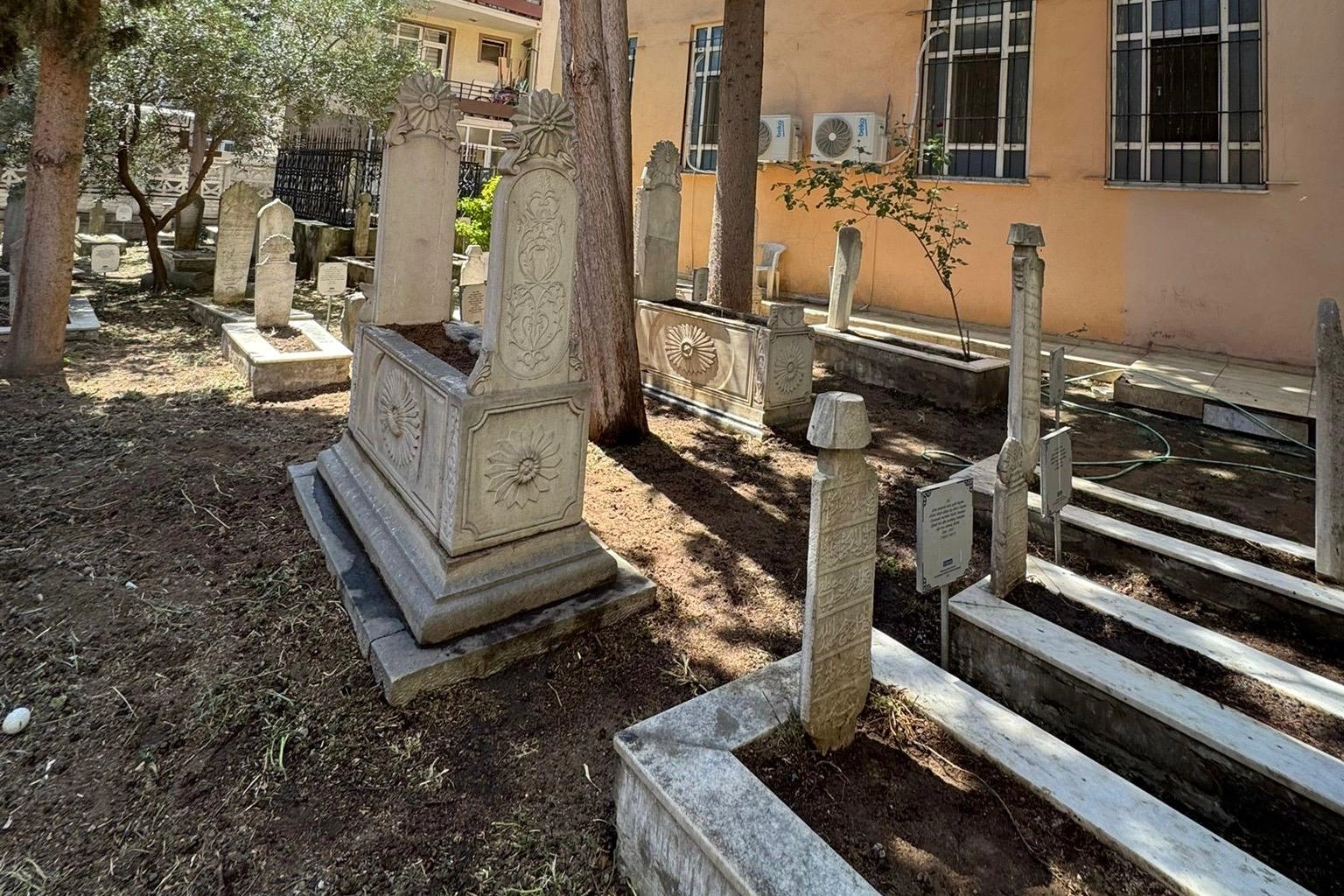 İzmit Hüseyin Paşa Camii haziresine Büyükşehir vefası 