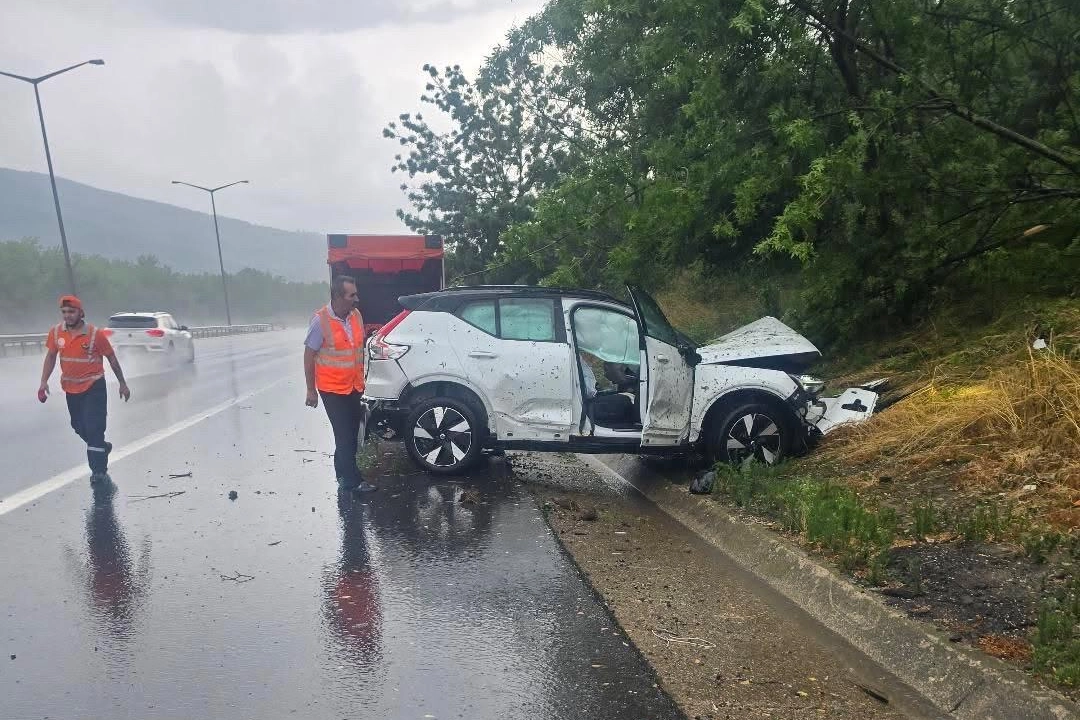 Yağış nedeniyle savrulan otomobil kaza yaptı 