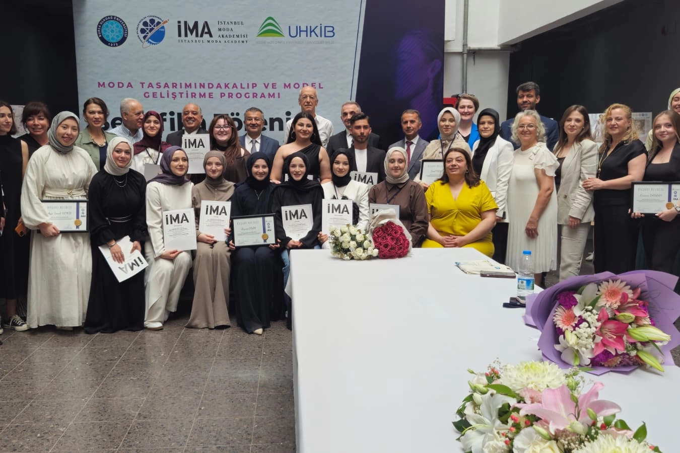 Bursa'da geleceğin moda tasarımcıları sertifikalandı 
