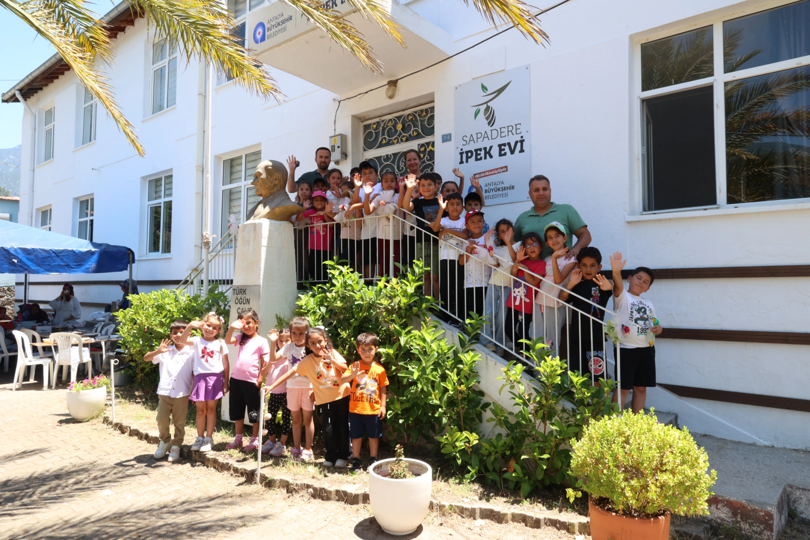 Antalya’da köy okulu ipek evine dönüştü 