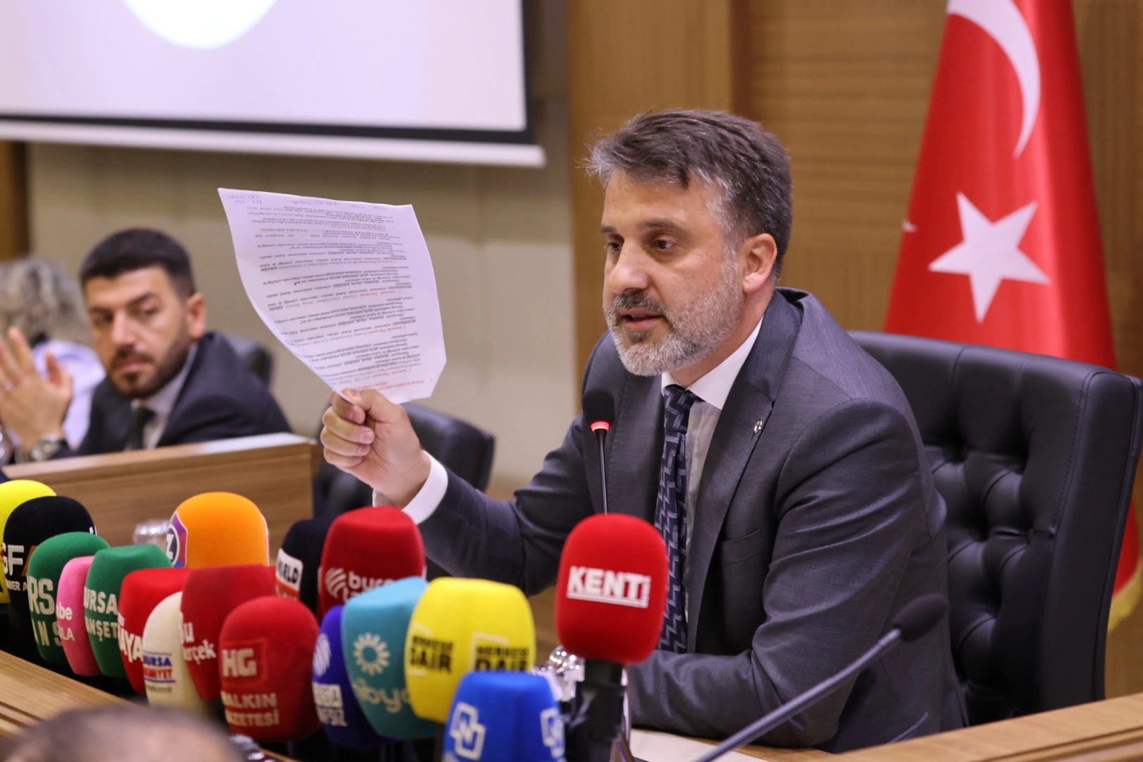Bursa Büyükşehir’de işten çıkarmalarla ilgili kim haklı? 