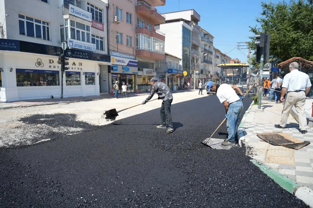 Bursa Yenişehir’in ana arterleri sıcak asfaltla yenilendi 