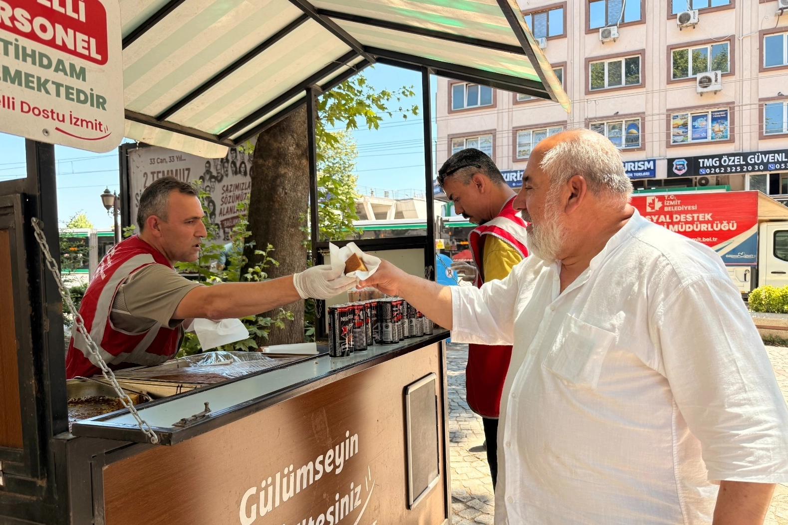 İzmit Belediyesi'nden serinleten ikramı 