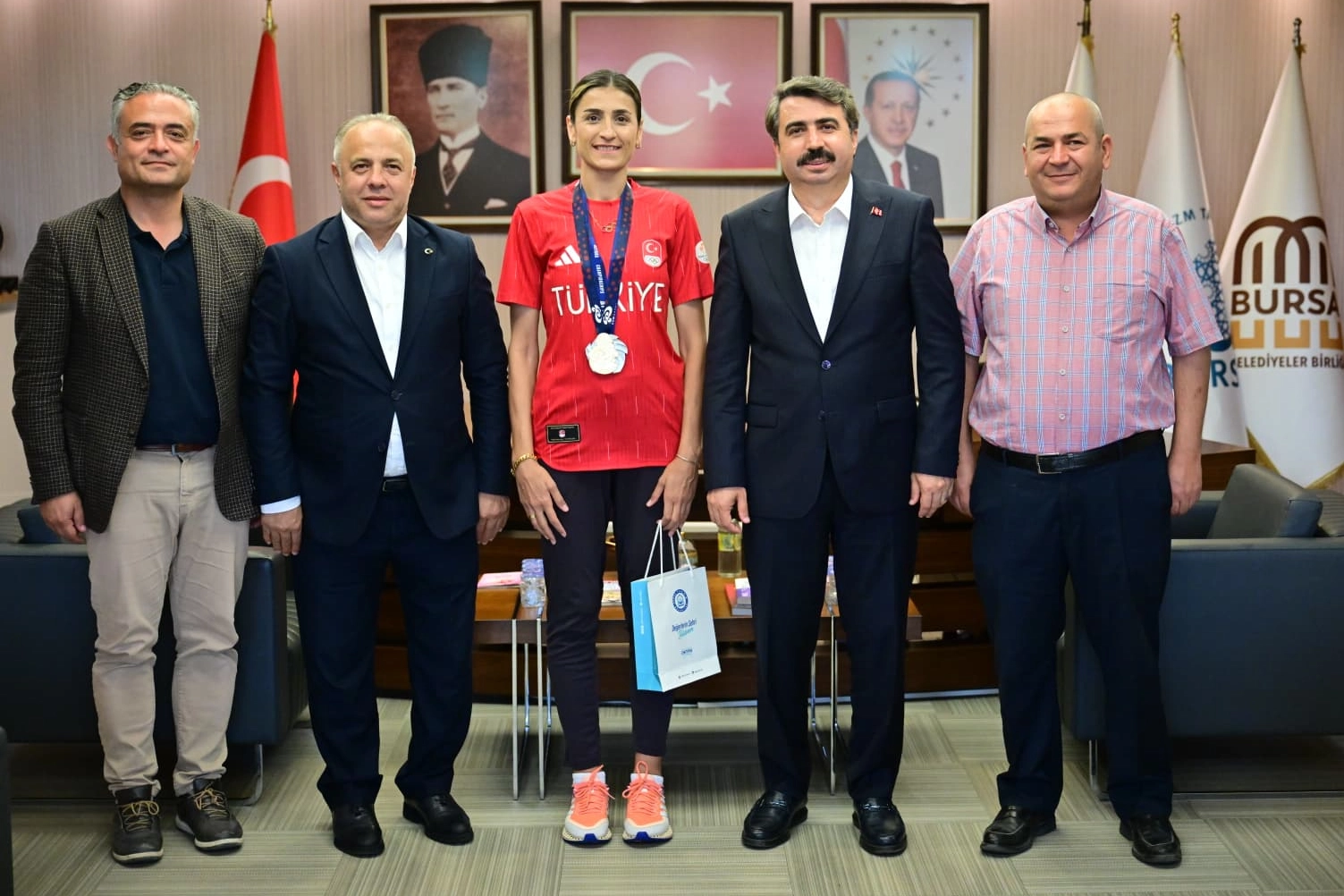 Milli tekvandocu madalya sevincini Oktay Yılmaz'la paylaştı 