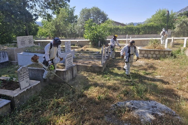 Antalya Büyükşehir ekiplerinden ilçe mezarlıklarında çalışma 
