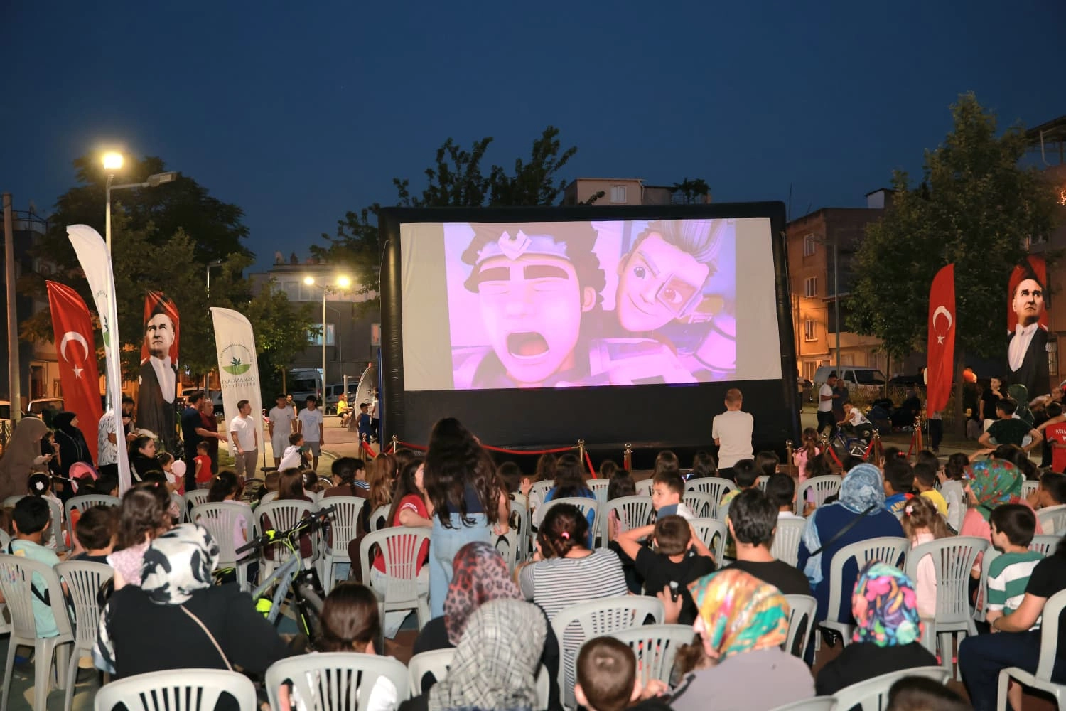 Bursa Osmangazi’de çocukların sinema keyfi devam ediyor 