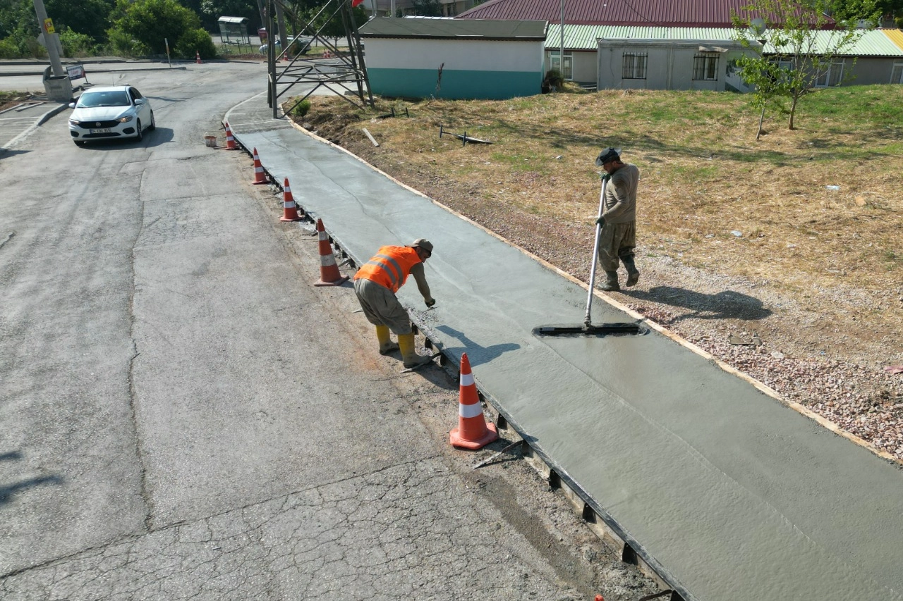 Kocaeli İzmit’te Gündoğdu Mahallesi’ne yeni beton kaldırım 