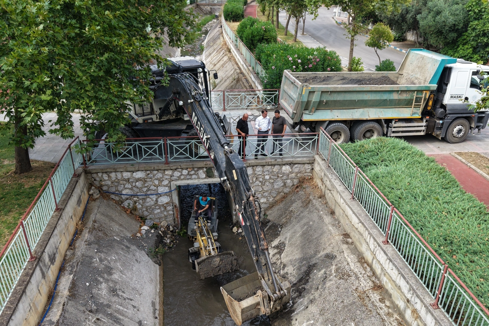 Manisa kent merkezinde dere ve kanal temizliği 