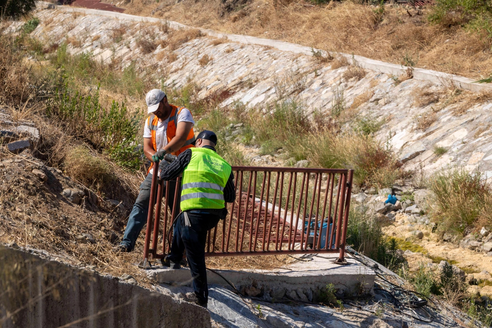İzmir Seferihisar'da selin izleri siliniyor 
