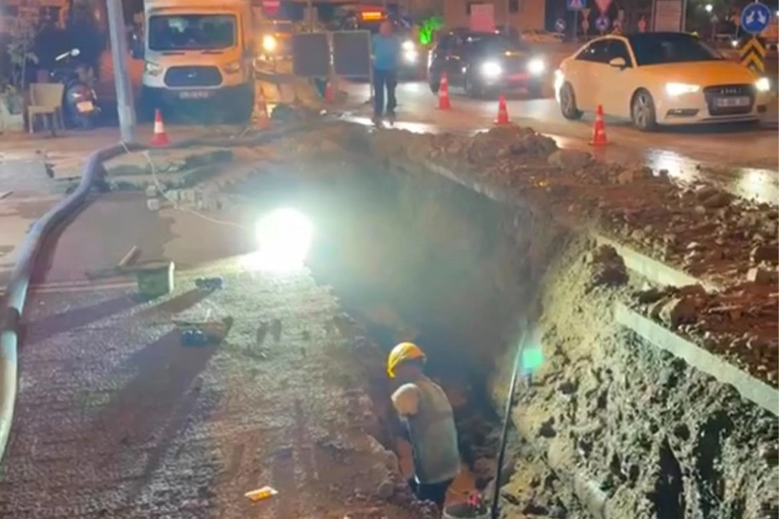 Ayvalık’ta kanalizasyon hattındaki göçük 36 saatte giderildi 