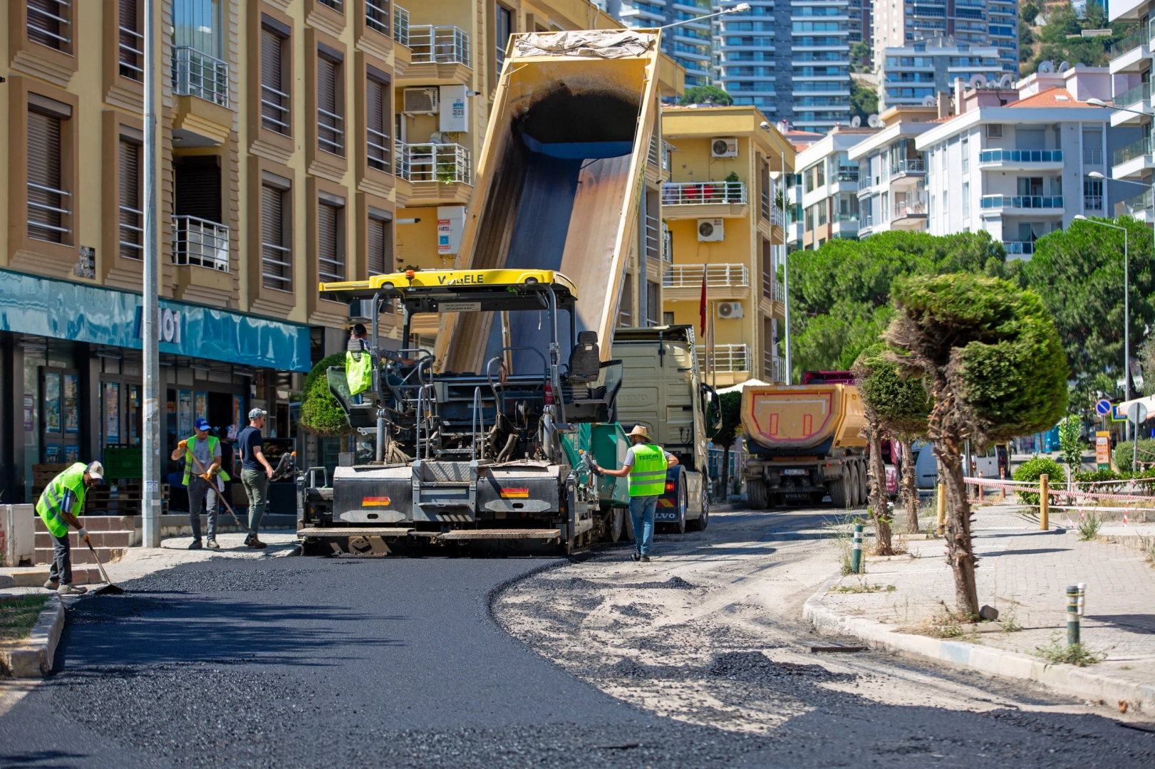 İzmir Narlıdere'de asfalt mesaisi hız kesmiyor 