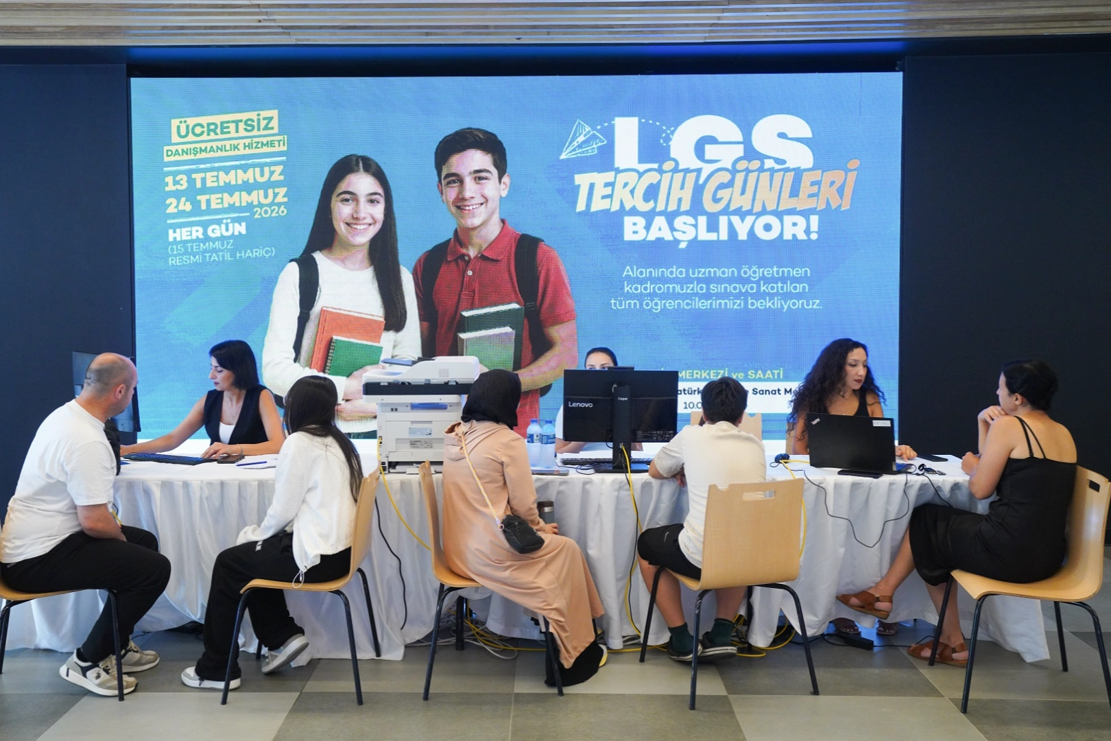 Beylikdüzü LGS tercih döneminde öğrencilerin yanında 