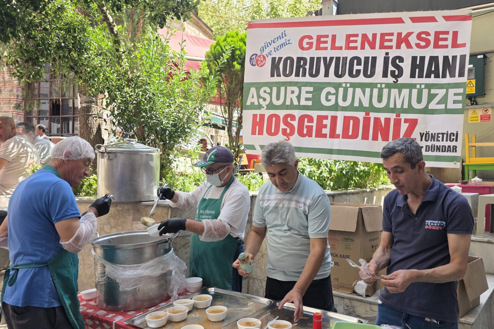 Bursa'da tarihi Koruyucu İşhanı'nda dev aşure buluşması 
