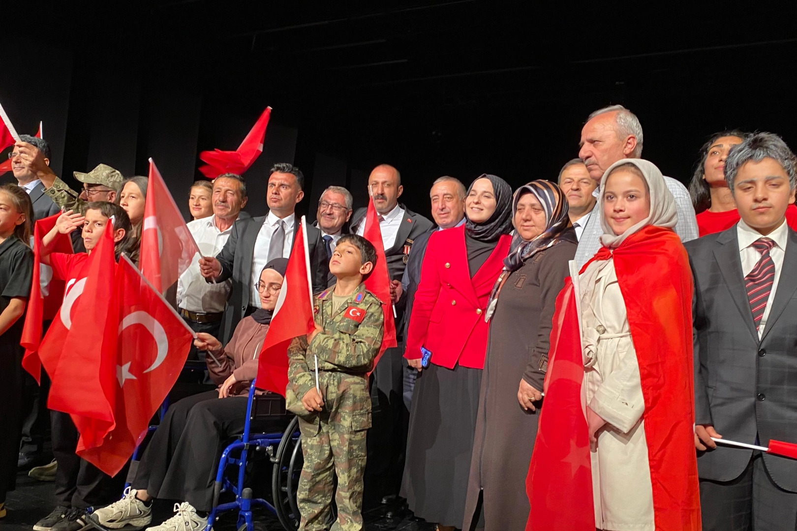Erzurum'da çocuklar 15 Temmuz'u sahneye taşıdı 