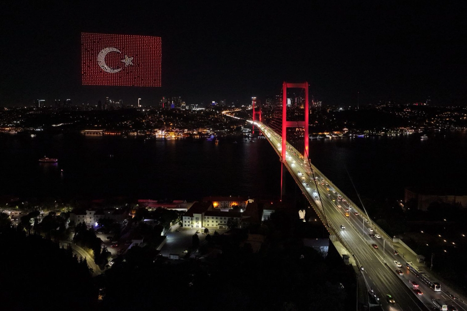 15 Temmuz Şehitler Köprüsü semalarında dronlarla ışık gösterisi büyüledi 