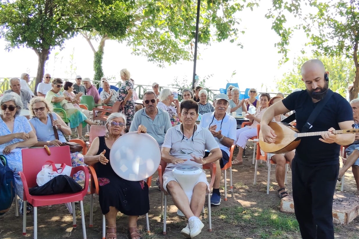 Antalya Muratpaşa’da yaşlılar türkülerle buluşuyor 