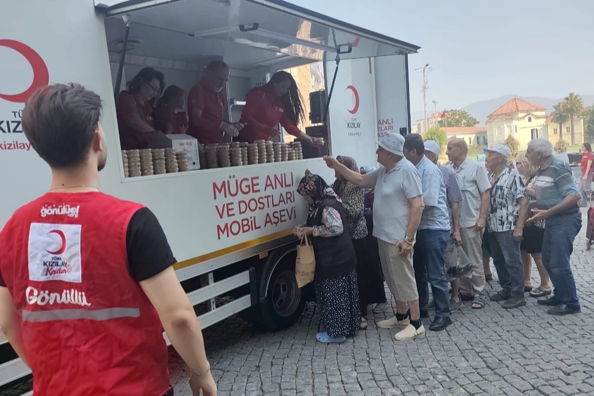 Kızılay Bornova'dan 2 bin kişilik aşure ikramı 