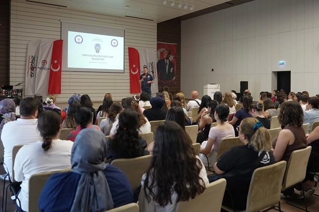 Denizli'de bağımlılık ve siber suçlarla mücadele ele alındı 
