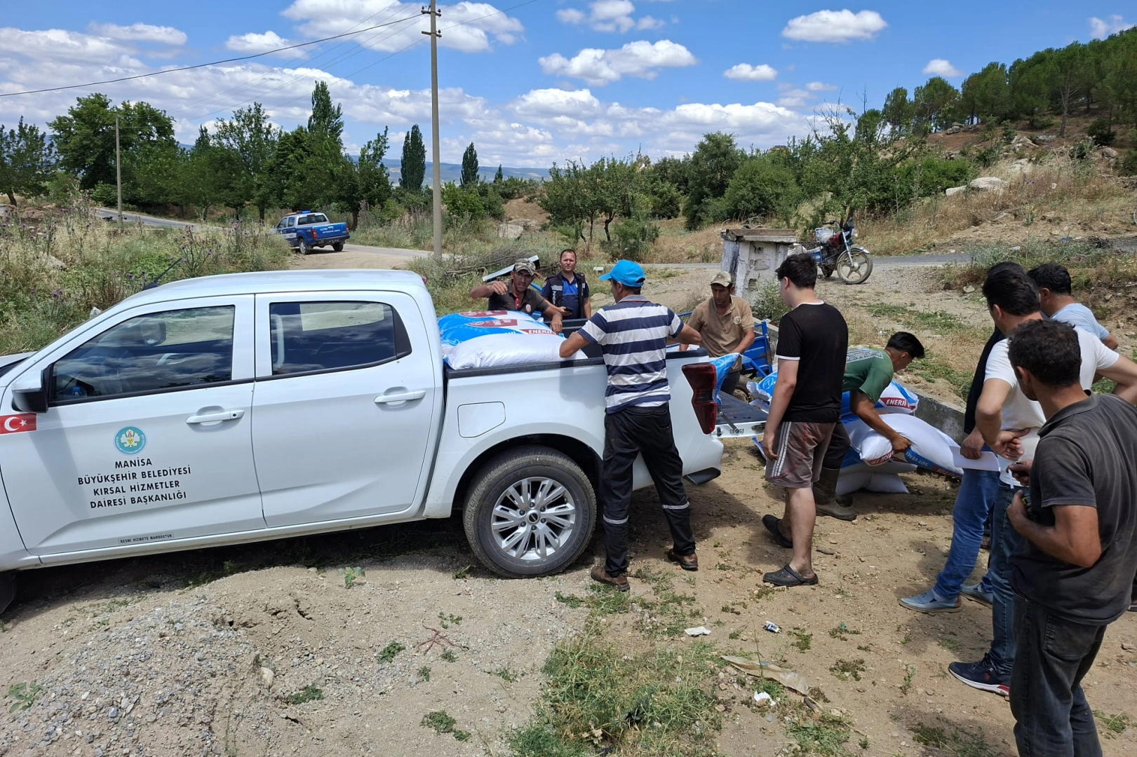 Manisa'da yangından etkilenen Gördesli üreticiye yem desteği 
