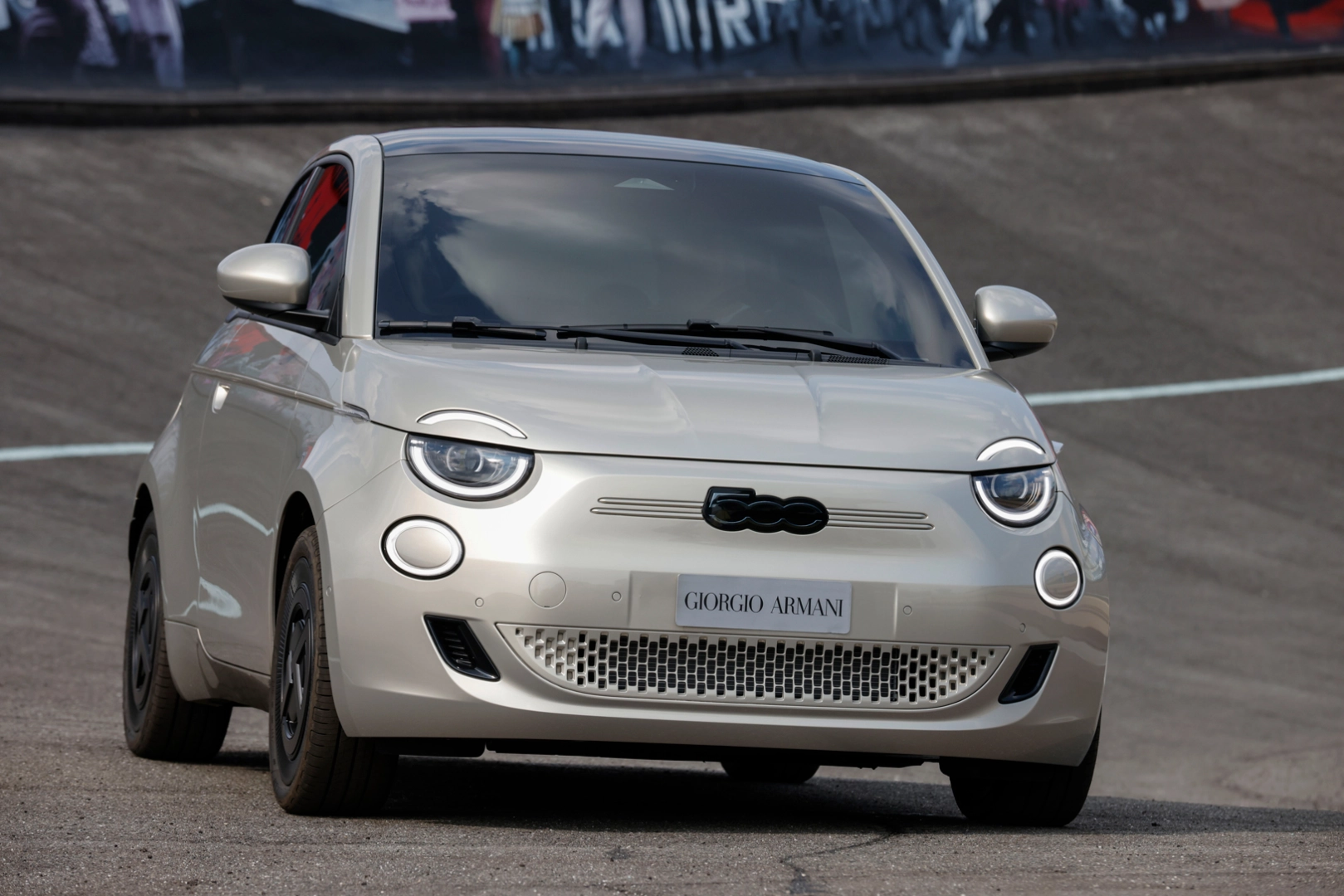 Sınırlı sayıda Fiat 500e Giorgio Armani Collector's Edition yeniden Türkiye'de 