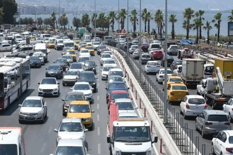 İzmir'de trafik artıyor 