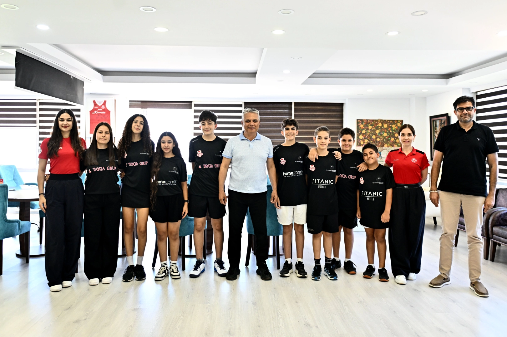 Muratpaşa Belediyespor squashta kürsüden inmiyor 
