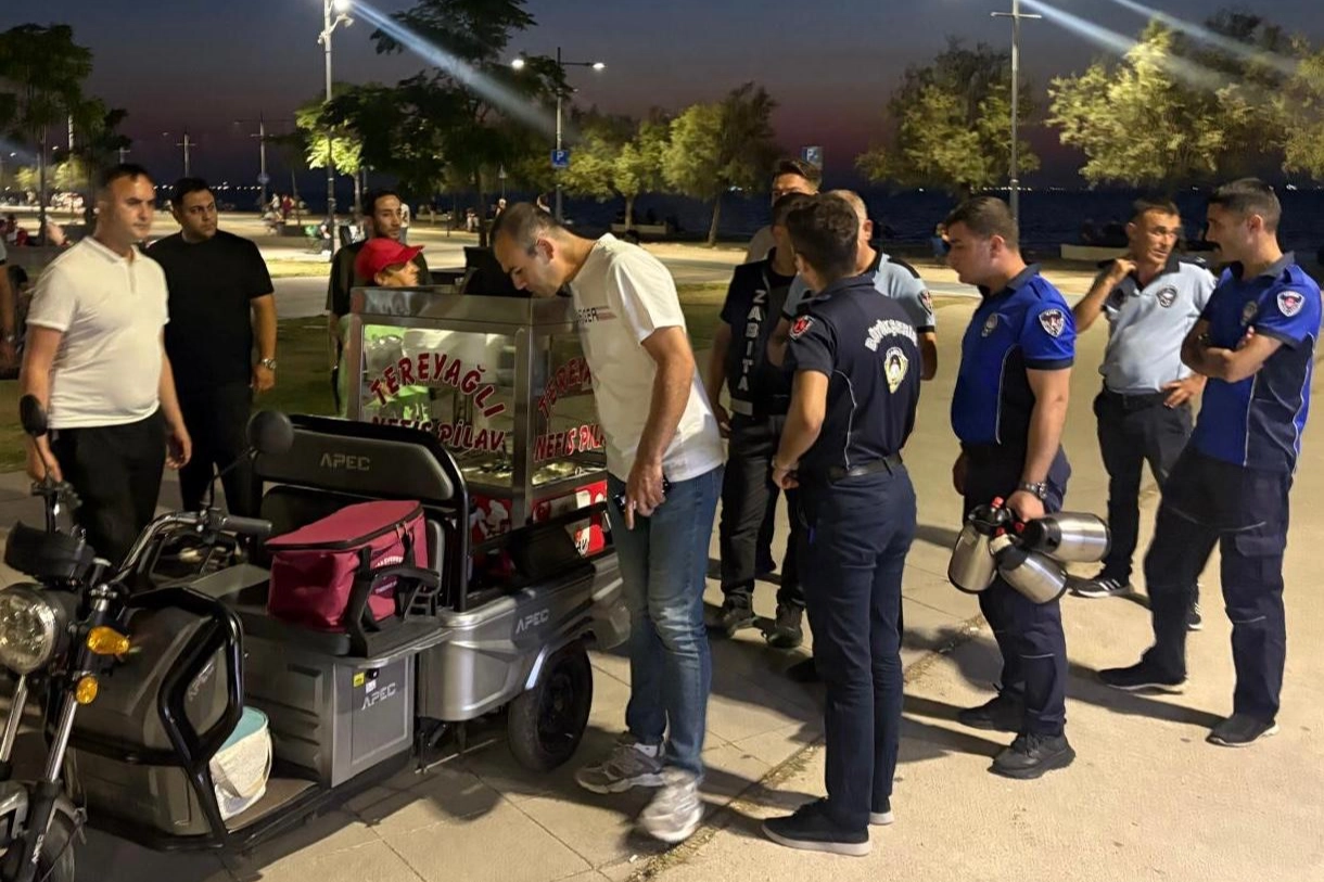 İzmir Karantina Parkı’nda izinsiz seyyar satışa ortak denetim 