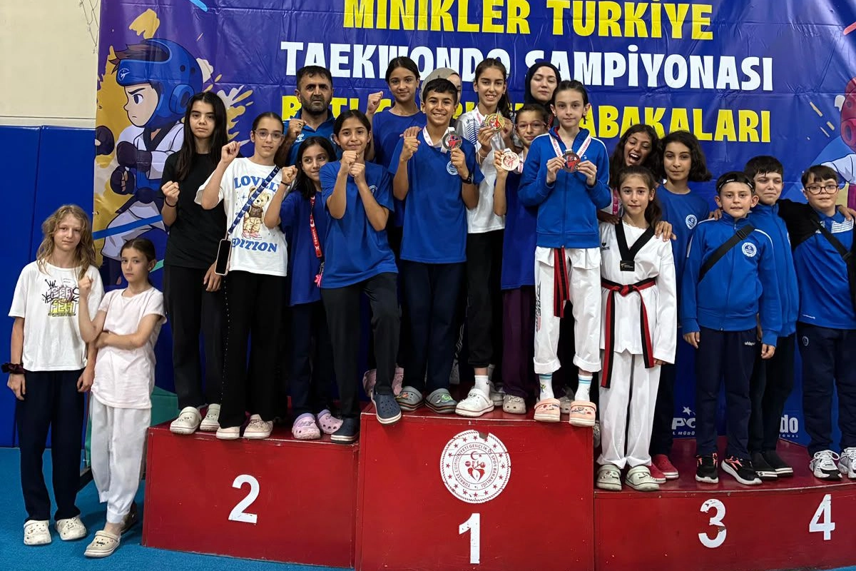 Kocaeli’nin gururu Kağıtspor kürsülerden inmiyor 