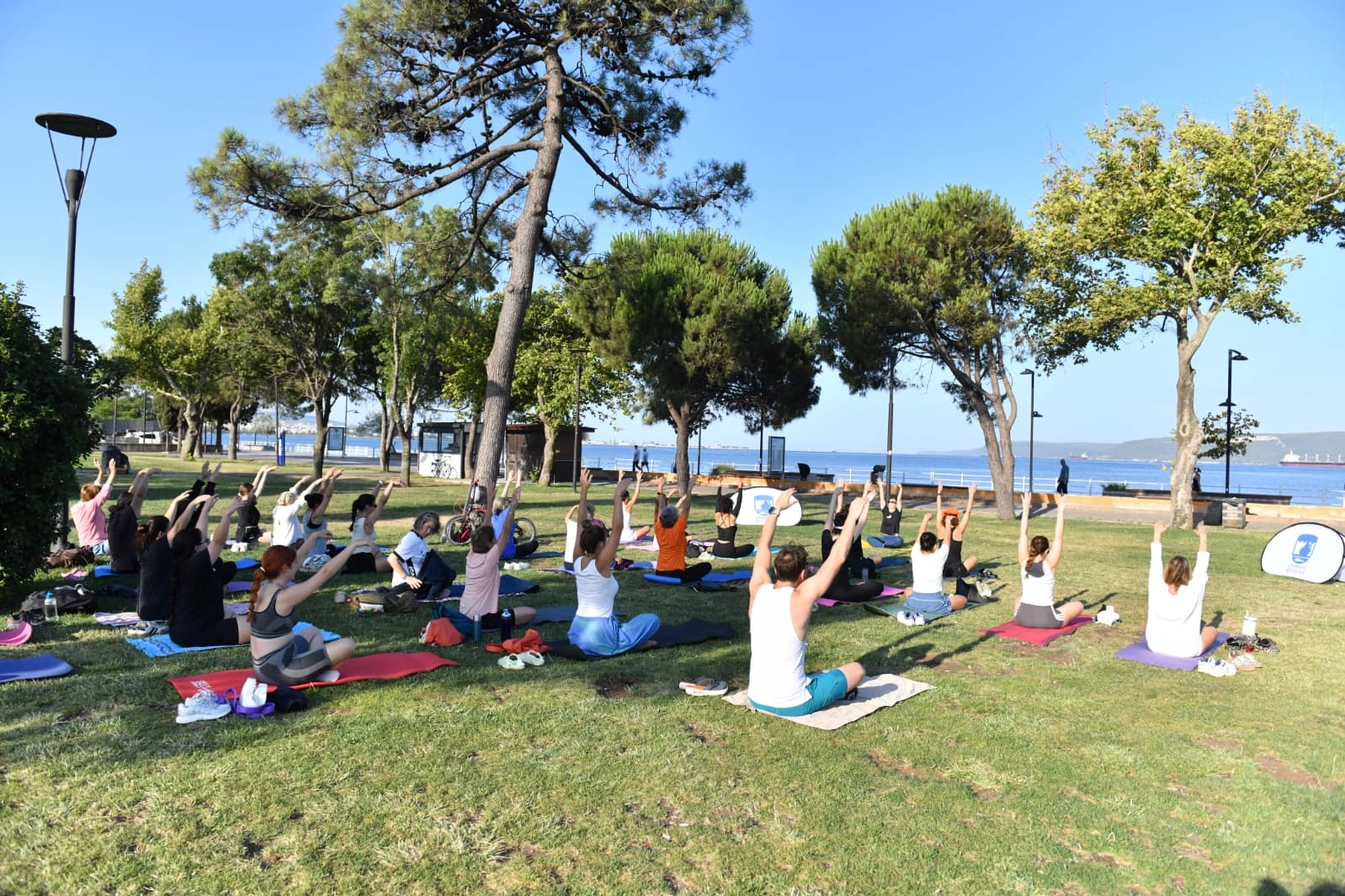 Kadınlar Boğaz’a karşı yogo yaptı 