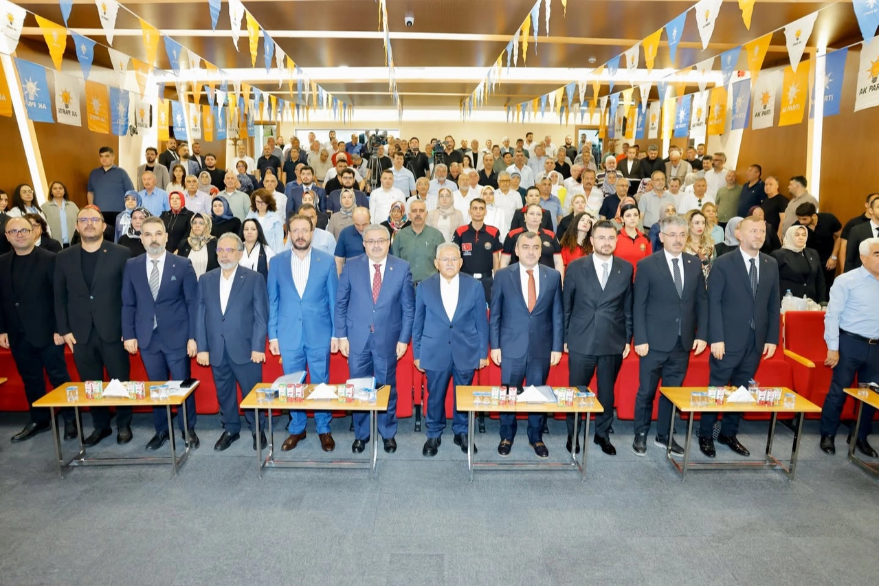 Memduh Büyükkılıç'tan AK Parti ilçe danışma meclislerine çıkarma 