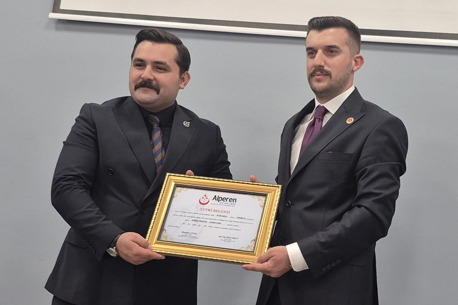 Alperen Ocakları Darıca'da yeni dönem... Adem Akkaş mazbatasını aldı 