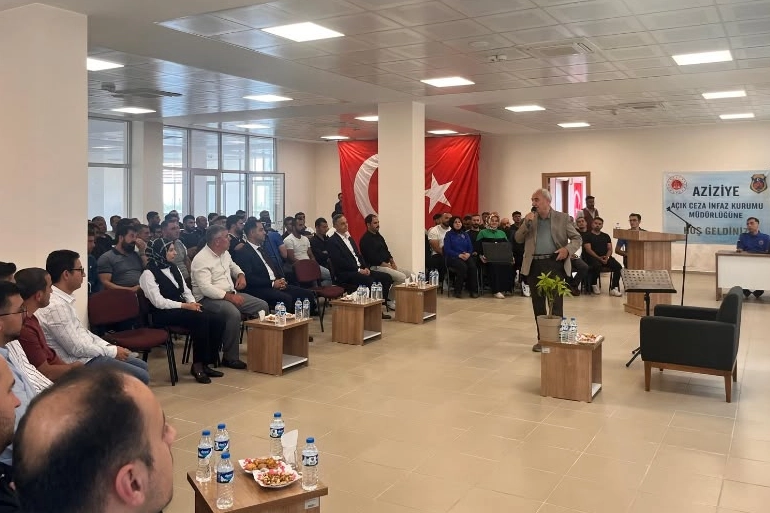 Şair-yazar Nurullah Genç, hükümlülerle 'şiir ve edebiyat' söyleşisinde buluştu 