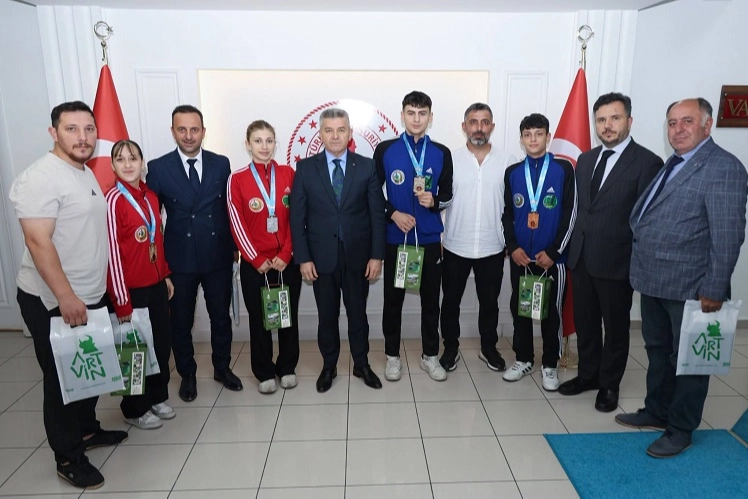 Türkiye şampiyonları Artvin Valisi'ne konuk oldu 