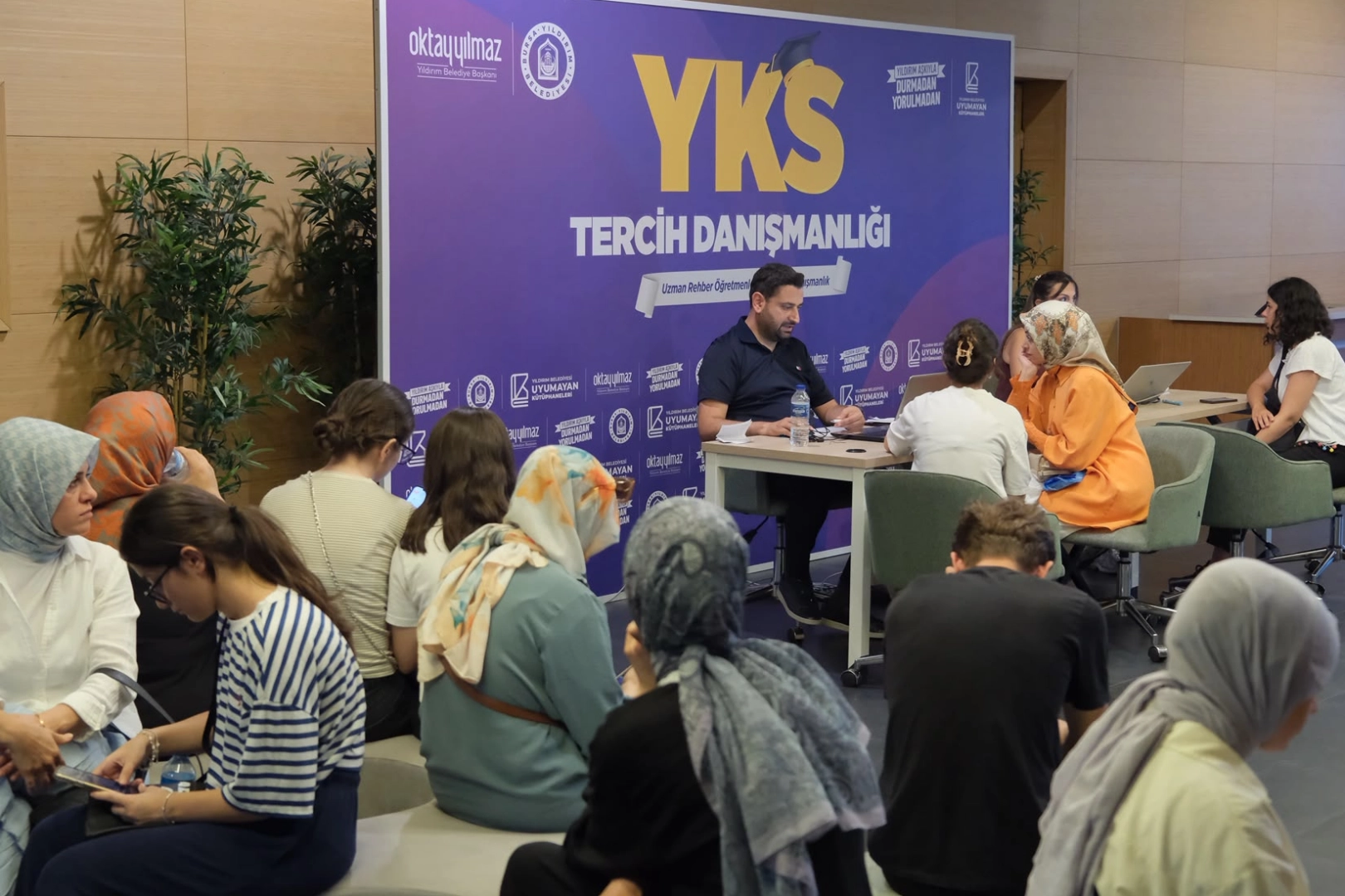 Yıldırım Belediyesi üniversite tercih sürecinde gençlerin yanında 