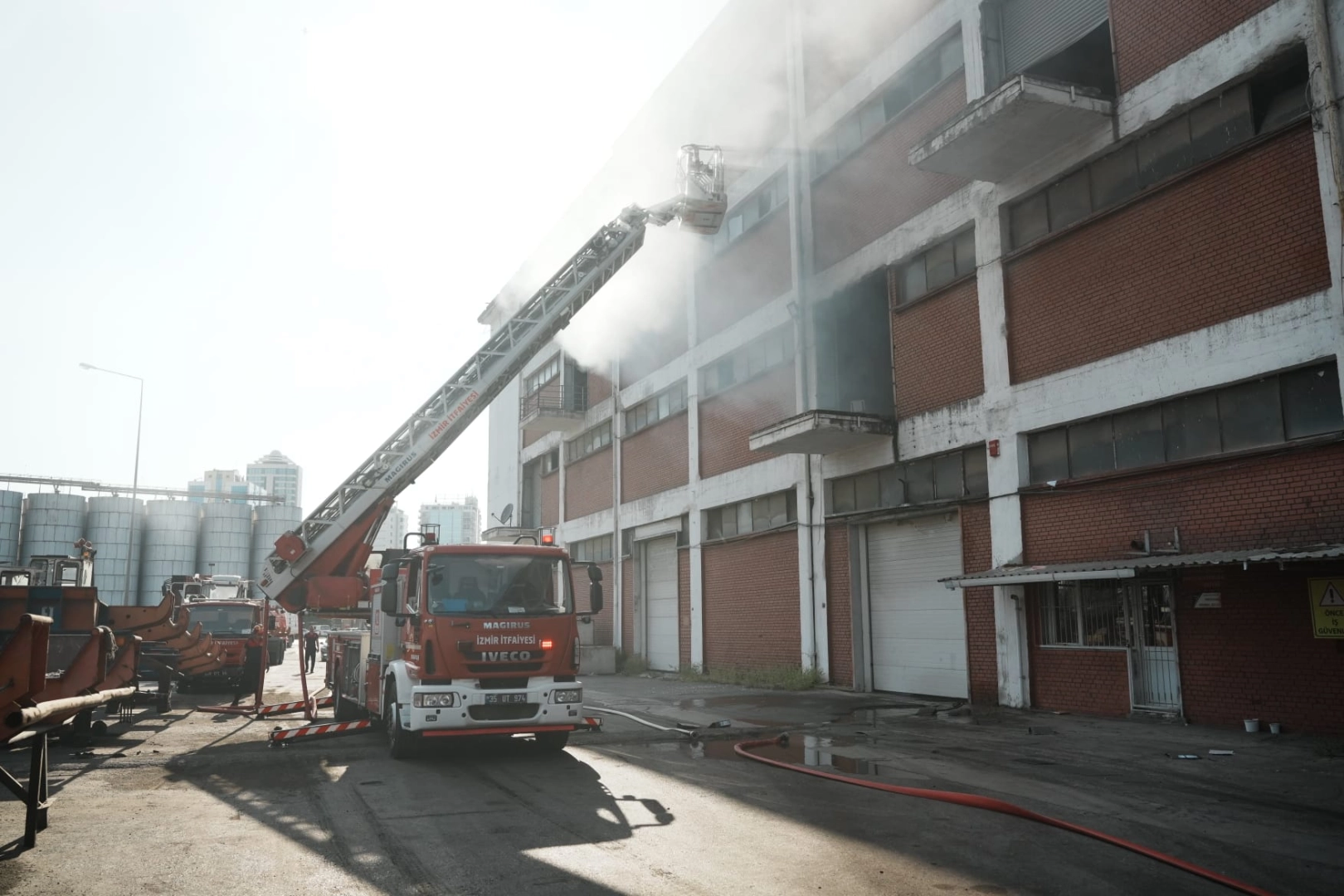 İzmir'de liman işletmesindeki yangın büyümeden söndürüldü 