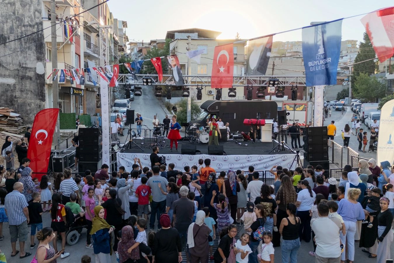 İzmir'de mahalle kültürü yeniden canlanıyor 