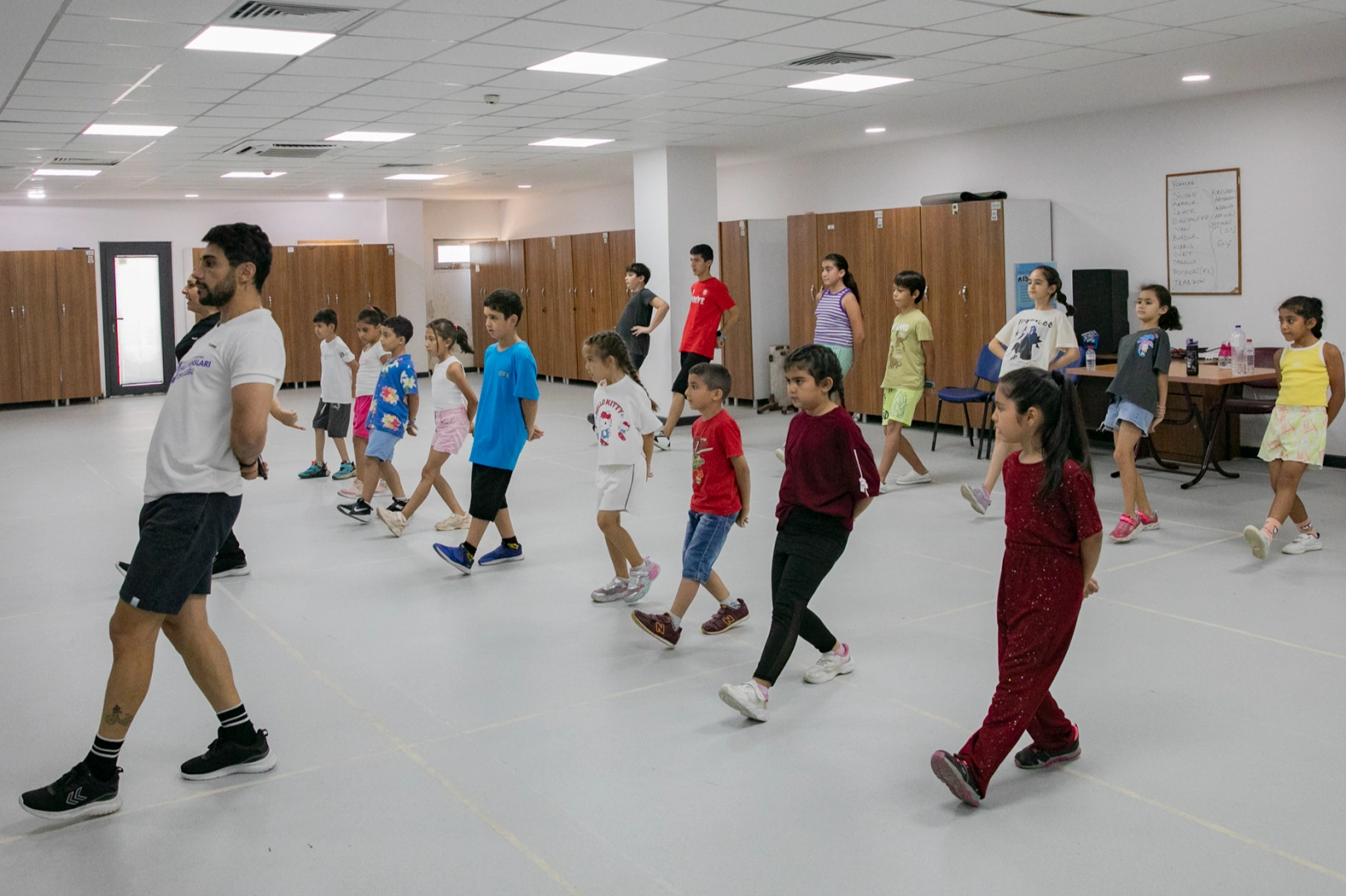 Mersin Büyükşehir’den çocuklara halk oyunları kursu 