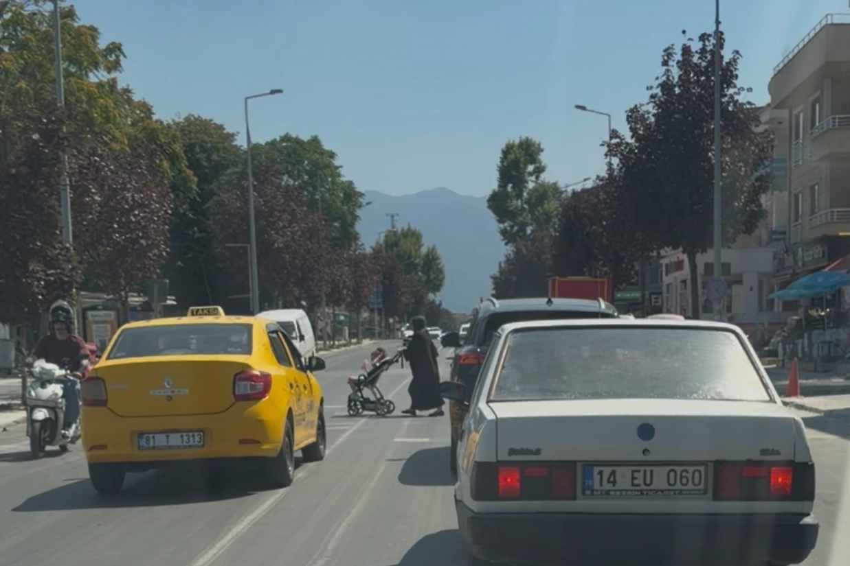 Yaya geçidinde tehlikeli sollama kamerada 