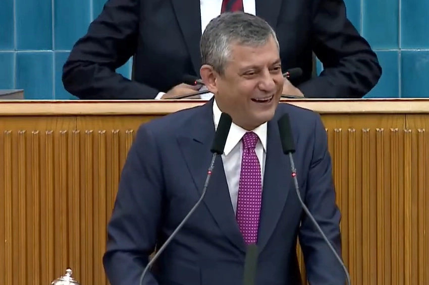 Özgür Özel'in dili sürçtü! İlk günün günahı olmaz 