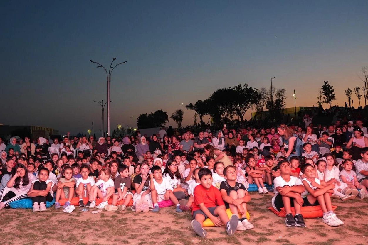 Kocaeli'de yaz akşamları “Çık Dışarıya Oynayalım” ile renklendi 