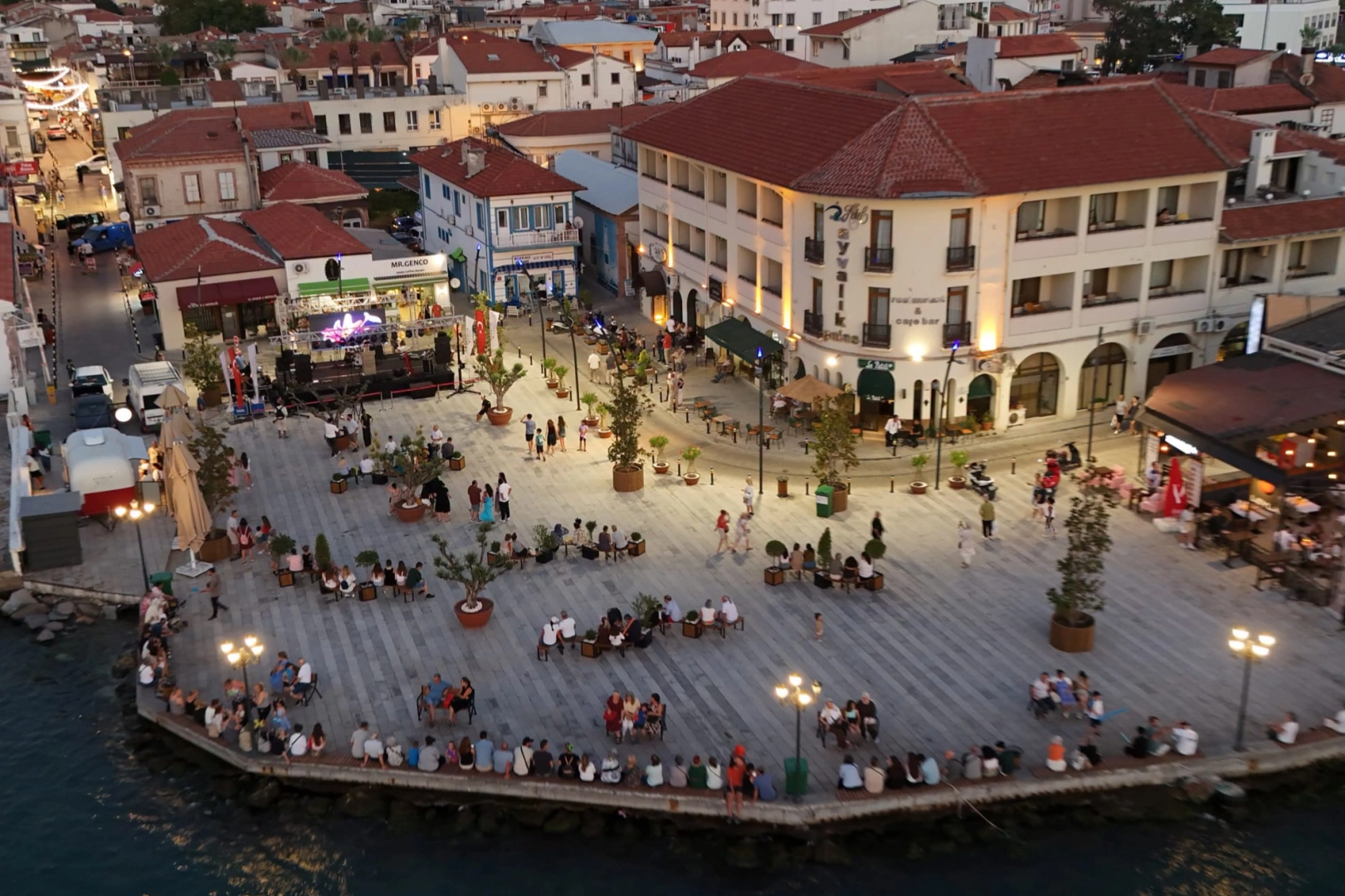 Ayvalık, Tarihi Gümrük Meydanı'na kavuştu 