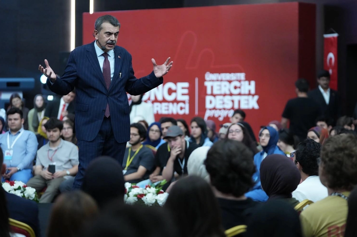 Bakan Tekin üniversite adaylarıyla tecrübe paylaştı 