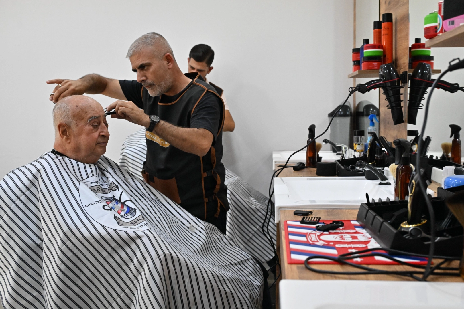 Emekli Kafe’de kuaför ve berber hizmeti başladı 