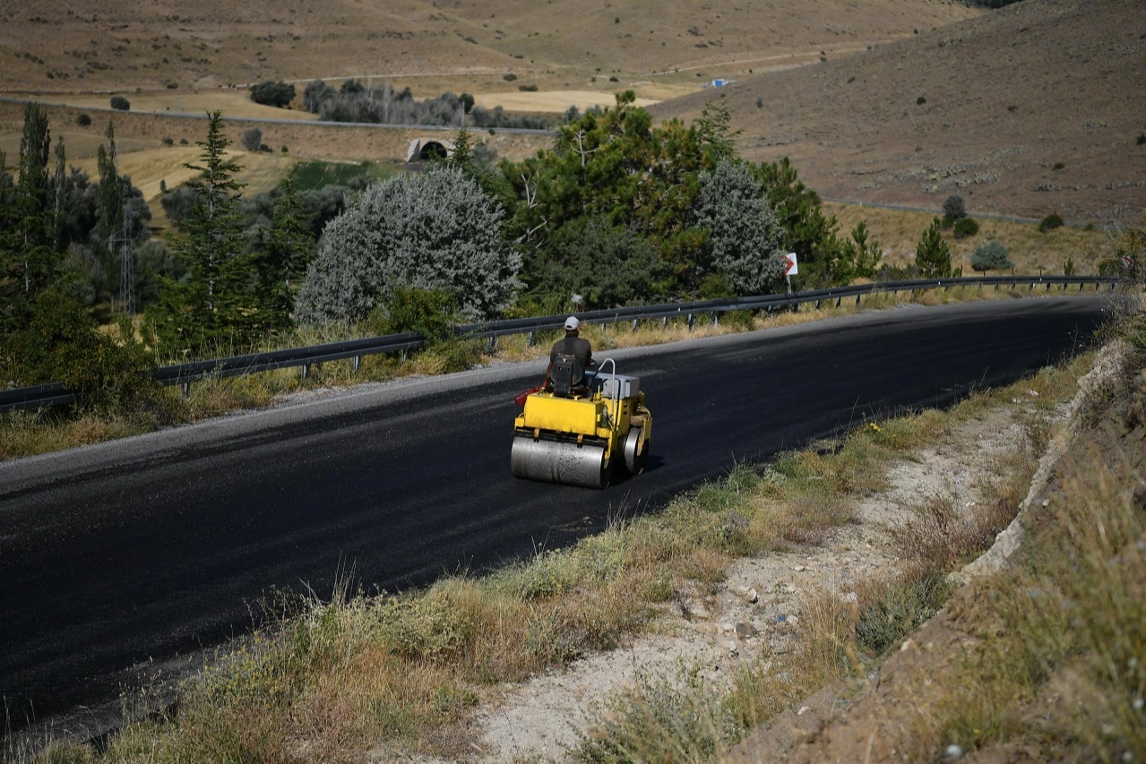 Kayseri Büyükşehir'den kırsalda yol çalışması 