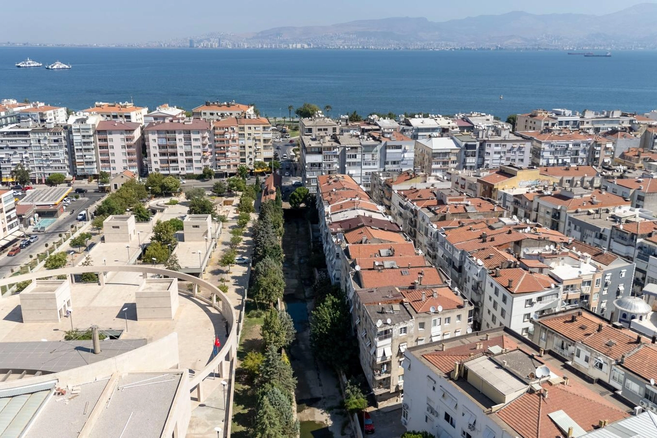 İzmir Körfezi'ne açılan Poligon Deresi’nde dip temizliği 