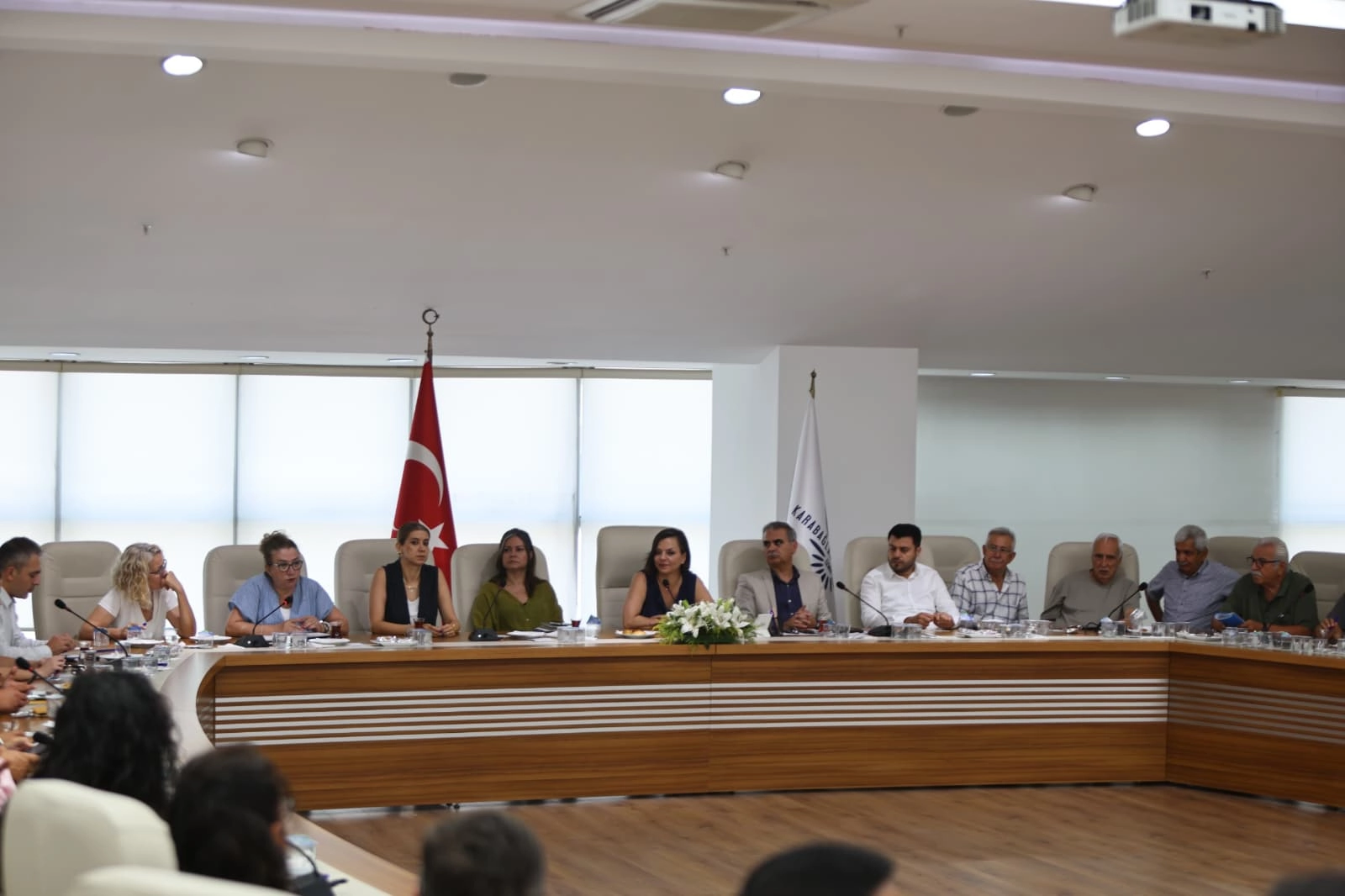 İzmir Karabağlar’da esnafla güç birliği 